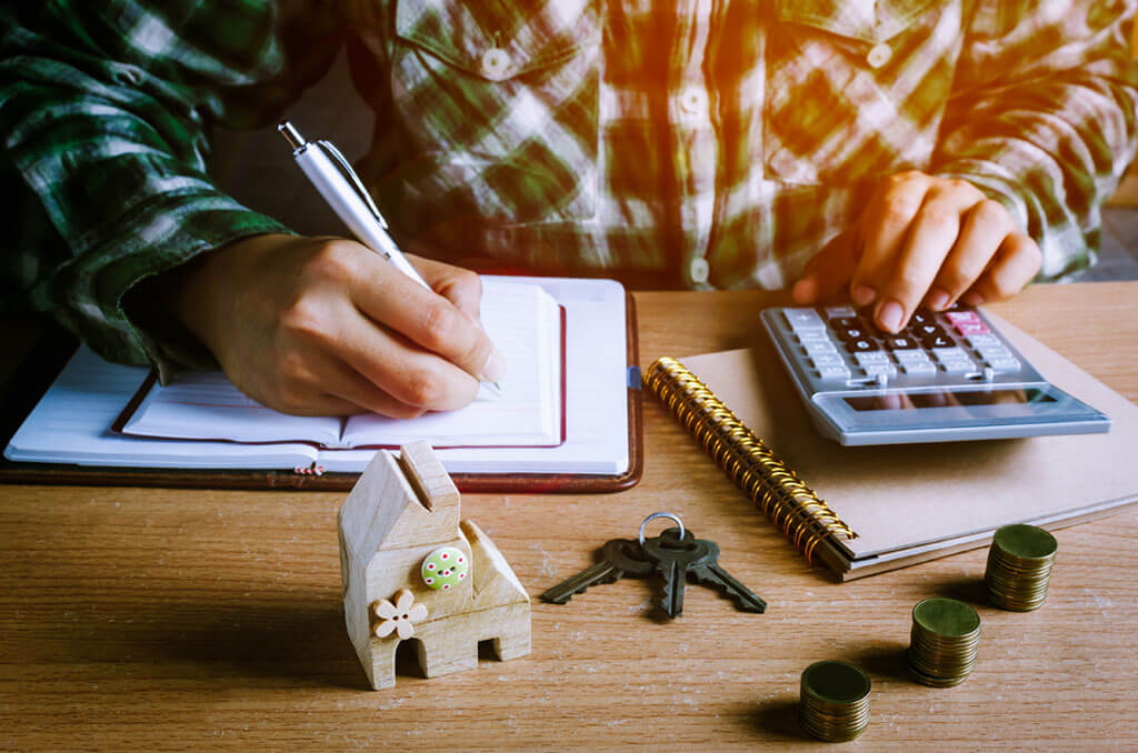 Chef d'entreprise ou artisan qui fait les comptes de sa société